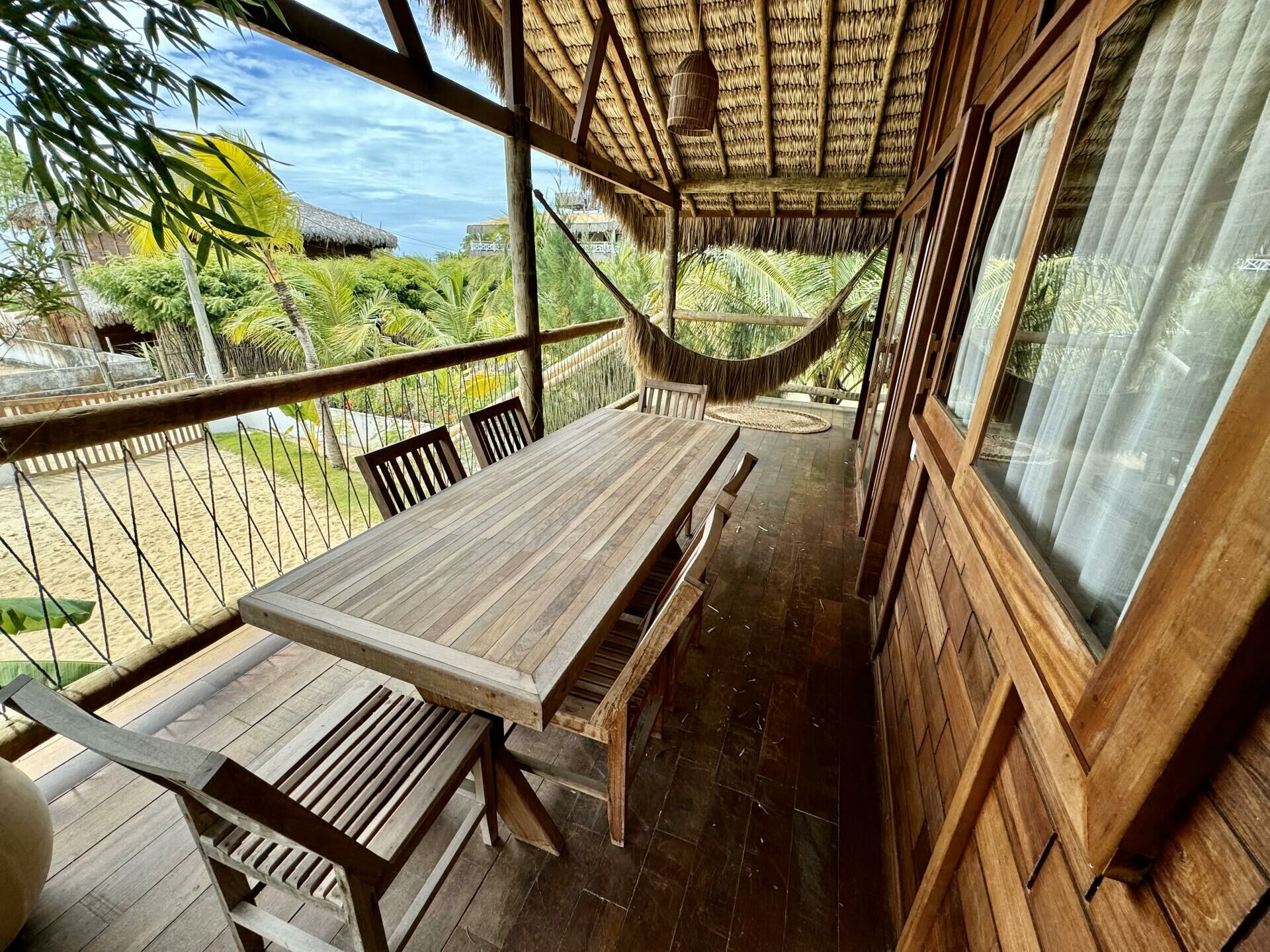 Imagem de Casa de madeira com vista para o mar, piscina e varanda em Icaraizinho de Amontada